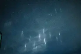 日本多地夜空现神秘光柱，日本网友脑洞大开：以为是外星舰队视频封面