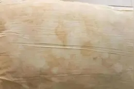 枕芯又脏又黄难清理？一个简单方法，不用拆洗，天天用干净枕头