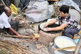 山东真实农村摊煎饼现场，原来大煎饼是这样做出来的，你见过吗？