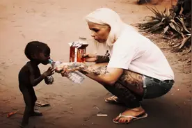 8年前，那个向白人美女讨水喝的2岁非洲小男孩，如今变成啥样了？