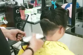 越来越多妹子喜欢用推剪剪头发，后脑铲光，干净利落