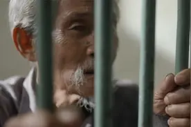 流浪老人做好事，却被诬陷抓进了监狱，催泪感人短片视频封面