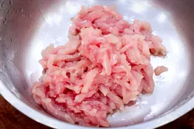 鱼香肉丝好吃有窍门，掌握调汁方法，鱼香味十足，上桌汤汁都不剩