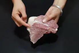 猪肉别用清水洗，卖猪肉的大叔教我一招，血水脏东西全跑出来视频封面