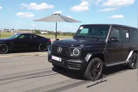 和宝马M4比加速，起步瞬间，才知道900马力的奔驰大G有多快？视频封面