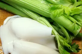 芹菜炒目鱼，大家都是怎么做的啊？我这样做法颜色翠绿，鲜香四溢视频封面