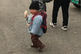 一岁多萌娃背书包上学不哭不闹，妈妈叮嘱“学累了就睡觉”视频封面