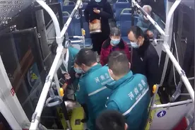 "我受不了"郑州一六旬女乘客公交上大喊，疑生病瘫软在座痛苦呻吟视频封面