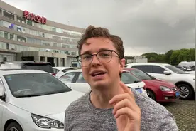 涨姿势！美国小哥教你正确的汽车品牌念法视频封面