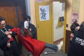 情侣玩密室逃脱请朋友抓住NPC，下一秒光明正大热吻，结局更精彩视频封面