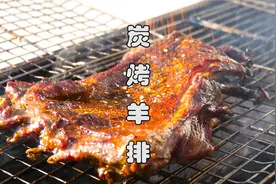 给婆婆做了个她没吃过的碳烤羊排，羊排这样子腌制，清香又美味