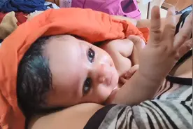 刚出生2周的娃很喜欢妈妈亲自己，妈妈一亲娃就笑，娘俩也太逗了