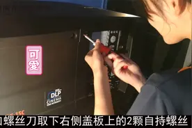 巴可放映机板卡插拔