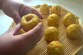 玉米面2种好吃的做法，玉米香味十足，用玉米面做一顿晚餐吧视频封面