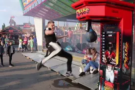 拳击手腿部力量有多强？趁老板不在就是一脚，这下惹祸了吧！视频封面