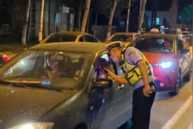 爆表！男子酒精检测吹出345，撞完护栏还险撞人视频封面