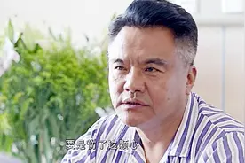 爸爸坐在病床上，教育自己的儿子，知错能改就是好男儿视频封面
