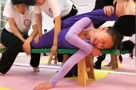 6岁女孩被老师强制拉伸出一字马，痛感高达7级，舞蹈之路太艰苦视频封面