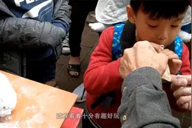 70岁大爷摆摊卖吹糖人，10元1个自己吹，他：只为传承视频封面