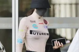 迪丽热巴现身机场的穿搭太绝了！视频封面