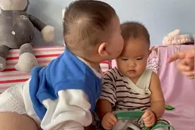 矜持点！萌娃不顾家长在场狂亲小女孩，一旁宝妈：长大可咋整啊视频封面