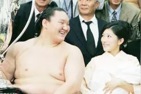 体坛最重口味的工作，帮日本相扑运动员上厕所，看到工资后羡慕了视频封面