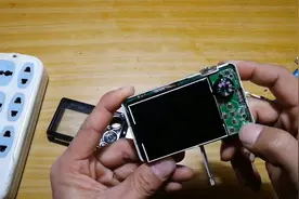 照相机按键不灵，阿兵以为是开关坏了，没想到什么都没换就修好了视频封面