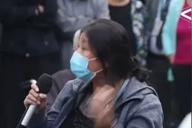 大妈反对装电梯，现场怒斥邻居，下不来你打开窗跳下来视频封面