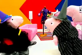 小猪佩奇玩具：猪妈制作万圣节服饰，得到佩奇乔治的好评视频封面