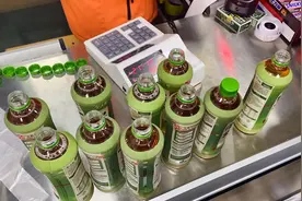 男生用手电照饮料瓶盖买1瓶中9瓶 网友：干了我不敢干的事视频封面