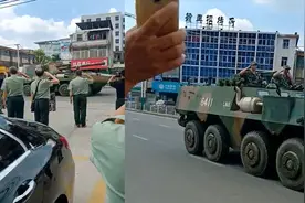 广东几名退伍军人遇坦克路过，激动奔路边敬礼战士们回应让人感动