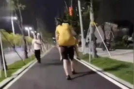 爸爸把妈妈背回家，萌娃在身后录下视频，奶声奶气解说令人笑翻视频封面
