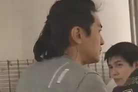 香港街头遇见明星，华少碰见郑伊健吃大排档，丝毫没有明星架子视频封面