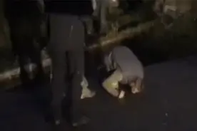 现场：俄乌进行大规模战俘交换 乌克兰士兵跪下亲吻脚下土地视频封面