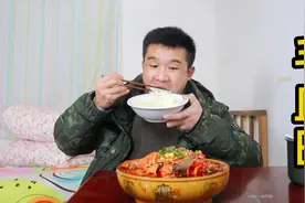 小伙买了6样配菜秘制毛血旺，汤汁拌饭麻辣鲜香，只怪电饭煲太小视频封面