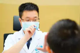 小伙每天玩6个小时手机，眼睛竟出现这种严重问题，医生紧急提示视频封面