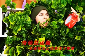 奇葩捉迷藏，为了赢得心中的男神，女孩把自己伪装成了雕像视频封面