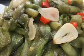 芋荷梗可以吃？农村小伙用爆炒做法，清香美味，营养丰富，收藏了