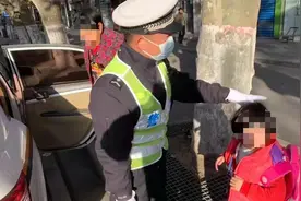 暖心！女孩上学将迟到哭泣不止，漯河交警变“超级奶爸”送至学校视频封面