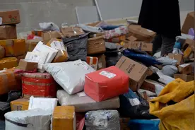 广州一韵达快递网点老板突然离职，10000多个快递堆积如山视频封面