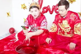 东北农村婚礼，新人面前一盆水有葱有硬币很讲究，让司仪一一道来