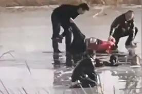 母亲为救两个落水的孩子不幸遇难，家属：她救子心切，但不会游泳视频封面