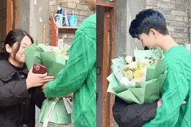 相亲现场女方对男方非常满意，一脸娇羞接过花拥抱，一看颜值炸锅