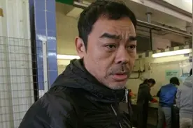 香港街头偶遇明星，华少地摊遇郑伊健，记者采访刘青云变热心市民视频封面