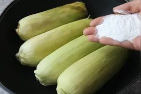 水煮玉米时，不要直接加水煮，教你个技巧，个个软糯香甜，超好吃