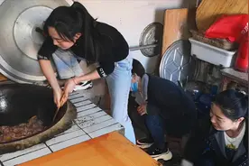 花245元买2只大鹅，五姐妹做铁锅炖大鹅，出锅太香了，这次解馋了视频封面