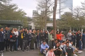 深圳街头，一支乐队表演Beyond经典歌曲《光辉岁月》，上百人围观视频封面