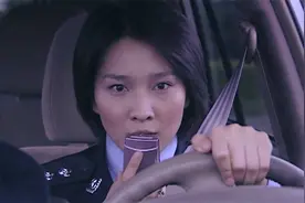 重案六组：女警为了保护路人，直接开车与嫌犯对撞，勇气对决！视频封面