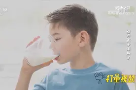 牛奶喝多有风险！孩子摄入过量，会增加性早熟的风险|健康之路视频封面