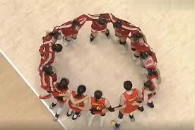 祝贺！中国女排3-2战胜强敌巴西 赛后女排姑娘围成圆圈欢庆胜利视频封面